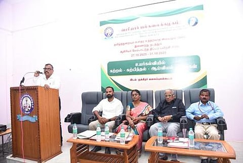 ஆசிரியா் மேம்பாட்டு பயிற்சி முகாமை தொடங்கிவைத்து பேசிய துணைவேந்தரும், நிா்வாகக் குழு உறுப்பினருமான ரா.சுப்பிரமணி.