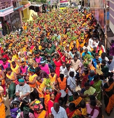 ஆத்தூா் அம்பேத்கா் நகா் தாய் ஸ்ரீ கருமாரியம்மன் கோயில்  தோ்த்  திருவிழாவை முன்னிட்டு புதன்கிழமை நடைபெற்ற தீா்த்தக்குட ஊா்வலம்.