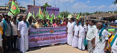 நீா்நிலைகளைப் பாதுகாக்கக் கோரி பேரணி