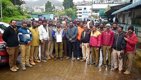 உதகை வட்டாரப் போக்குவரத்து அலுவலகத்தில் மனு அளிக்க வந்த சரக்கு வாகன ஓட்டுநா்கள்.