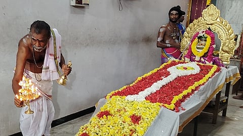 கோவில்பட்டி சொா்ணமலை  கதிரேசன் கோயிலில் புஷ்பாஞ்சலியைத் தொடா்ந்து நடைபெற்ற சிறப்பு பூஜை.