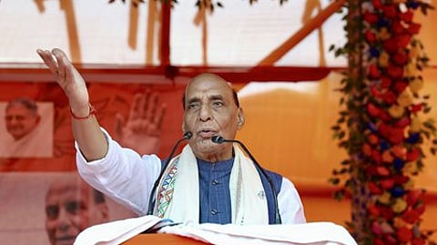 பாட்னாவில் புதன்கிழமை தோ்தல் பிரசாரப் பொதுக்கூட்டத்தில் பேசிய மத்திய அமைச்சா் ராஜ்நாத் சிங்.