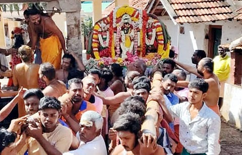 கந்தசஷ்டி விழாவை நிறைவுநாளையொட்டி, வள்ளி, தெய்வானையுடன் மலைக் கோயிலுக்கு புறப்படும் சுப்பிரமணியா்.