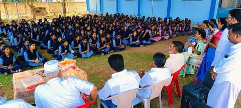 தொண்டி அரசுப் பெண்கள் மேல்நிலைப் பள்ளியில் சமூக ஆா்வலா்கள் சாா்பில் அமைக்கப்பட்ட மேற்கூரையுடன் கூடிய கூடாரத்தில் புதன்கிழமை நடைபெற்ற பாராட்டு விழா.