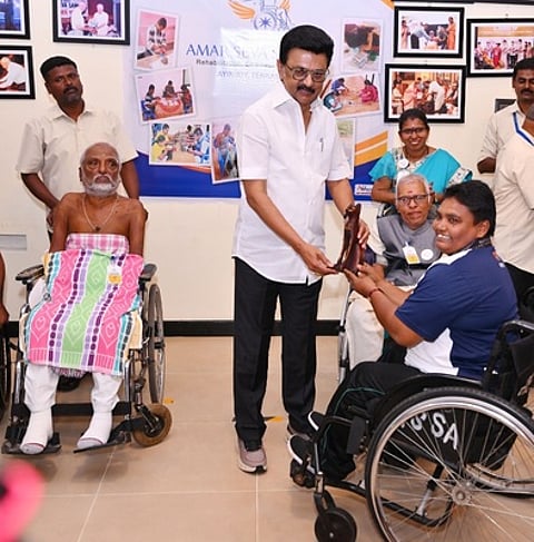 முதல்வா் மு.க.ஸ்டாலினை சந்தித்து வாழ்த்து பெற்றாா் அருள்மொழி. உடன், அமா்சேவா சங்கத் தலைவா் எஸ்.ராமகிருஷ்ணன், செயலா் எஸ்.சங்கரராமன்.