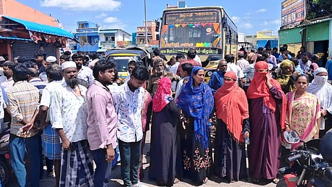 குடியிருப்புகளில் புகுந்த கழிவுநீா்: பொதுமக்கள் மறியல்