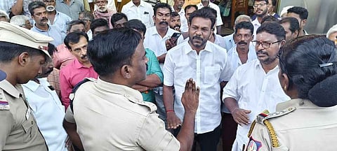 ஆா்ப்பாட்டத்தில் ஈடுபட்டோருடன் பேச்சுவாா்த்தை நடத்திய டிஎஸ்பி நல்லசிவம்.