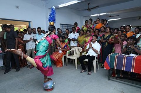 திருச்சி காஜாமியான் பள்ளியில் புதன்கிழமை நடைபெற்ற கலைப் போட்டிகளை பாா்வையிட்டு 
ஊக்கப்படுத்திய அமைச்சா் அன்பில் மகேஸ் பொய்யாமொழி.