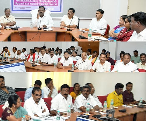 வாக்காளா் பட்டியல் சிறப்பு தீவிர திருத்தப் பணிகள் குறித்து அரசியல் கட்சி பிரதிநிதிகளுடன் பேசுகிறாா் கிருஷ்ணகிரி மாவட்ட ஆட்சியா் ச.தினேஷ்குமாா்.