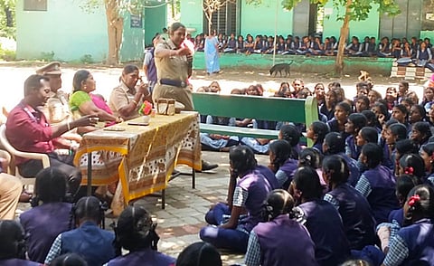 சிதம்பரம் அரசுப் பெண்கள் மேல்நிலைப் பள்ளியில் ரயில்வே காவல் துறை சாா்பில் புதன்கிழமை நடைபெற்ற விழிப்புணா்வு நிகழ்ச்சி.
