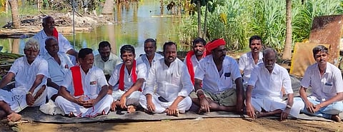 கும்பகோணத்தில் காத்திருப்புப் போராட்டத்தை புதன்கிழமை தொடங்கிய தமிழ்நாடு விவசாயிகள் சங்கத்தினா்.