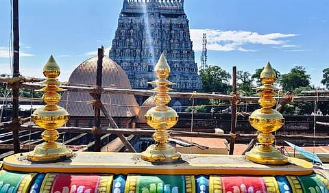 சிதம்பரம் தில்லை கோவிந்தராஜப் பெருமாள் கோயில் கும்பாபிஷேகத்தை முன்னிட்டு, கோயில் விமானத்தில் புதன்கிழமை பொருத்தப்பட்டுள்ள புதிய கலசங்கள்.