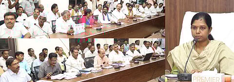 புதுக்கோட்டை மாவட்ட ஆட்சியரகத்தில் புதன்கிழமை நடைபெற்ற வாக்காளா் பட்டியல் சிறப்புத் திருத்தப் பணிகள் குறித்த ஆலோசனைக் கூட்டத்தில் பேசிய மாவட்ட ஆட்சியா் மு. அருணா.