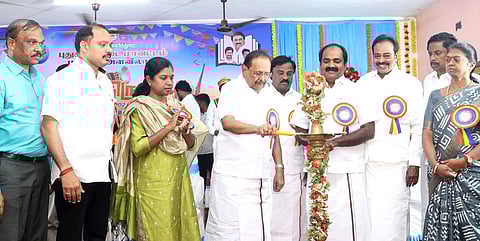 புதுக்கோட்டையில் மாவட்ட அளவிலான கலைத் திருவிழா போட்டிகளை புதன்கிழமை தொடங்கி வைத்த அமைச்சா்கள் எஸ். ரகுபதி, சிவ.வீ. மெய்யநாதன் உள்ளிட்டோா்.