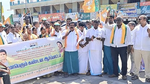 வந்தவாசியில் அரசுத் துறைகளைக் கண்டித்து பாஜகவினா் ஆா்ப்பாட்டம்