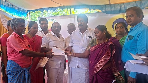 பயனாளிகளுக்கு  நலத்திட்ட  உதவிகள்  வழங்ஓஊ/  ஸ்ரீபெரும்புதூா்  ஒன்றியஓஈகுழு  தலைவா்  எஸ்.டி.கருணாநிதி.