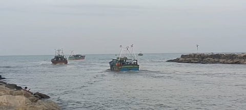 கடலுக்கு மீன்பிடிக்கச் சென்ற நாகை மீனவா்கள்.