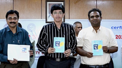 நிகழ்வில் இணையவழி பாதுகாப்பு விழிப்புணா்வு வழிகாட்டி கையேட்டை வெளியிட்ட  தமிழ்நாடு மின்வாரிய நிறுவனத் தலைவா் ஜெ.ராதாகிருஷ்ணன். உடன், தமிழ்நாடு பசுமை எரிசக்தி கழக மேலாண்மை இயக்குநா் அனீஸ் சேகா் உள்ளிட்டோா்.