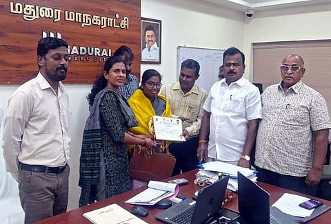 மதுரை மாநகராட்சி அண்ணா மாளிகை கூட்டரங்கில் புதன்கிழமை நடைபெற்ற நிகழ்வில், மாநில அளவிலான சதுரங்கப் போட்டியில் வென்ற மாணவி எஸ். சஹானாவை பாராட்டிய மாநகராட்சி ஆணையா் சித்ரா விஜயன். உடன் கல்விக் குழுத் தலைவா் ரவிச்சந்திரன்.