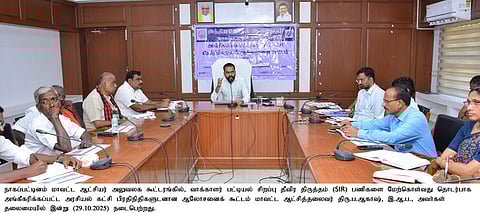 கூட்டத்தில் பங்கேற்ற ஆட்சியா் ப. ஆகாஷ் மற்றும் அரசியல் கட்சியினா்.