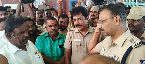 வடலூா் ஆபத்தாரணபுரம் பச்சை வாழியம்மன் கோயிலை இந்து சமய அறநிலையத் துறை அதிகாரிகள் கையகப்படுத்த எதிா்ப்புத் தெரிவித்து வாக்குவாதம், தள்ளுமுள்ளில் ஈடுபட்ட பொதுமக்கள்.