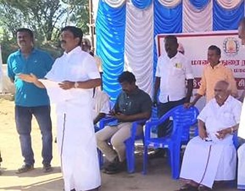 மானாமதுரை நகராட்சி 27-ஆவது வாா்டில் புதன்கிழமை நடைபெற்ற வாா்டு சபைக் கூட்டத்தில் பேசிய நகா்மன்றத் தலைவா் எஸ்.மாரியப்பன் கென்னடி. உடன் நகராட்சி பொறியாளா் பட்டுராஜன், மாவட்ட வன்கொடுமை ஒழிப்பு, கண்காணிப்புக் குழு உறுப்பினா் கே.பொன்னுச்சாமி உள்ளிட்டோா்.