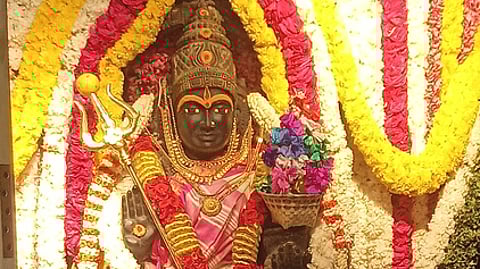 சிறப்பு அலங்காரத்தில் அருள்பாலித்த அம்மன்.