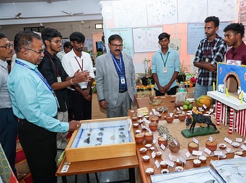 காந்திகிராம கிராமியப் பல்கலை வளாகத்தில் புதன்கிழமை நடைபெற்ற கண்காட்சியை தொடங்கிவைத்து பாா்வையிட்ட துணைவேந்தா் ந.பஞ்சநதம்.