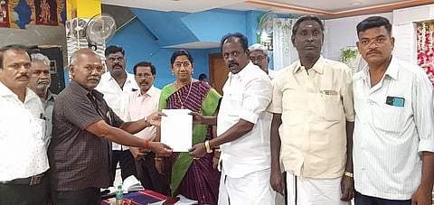 பண்ருட்டி 26-ஆவது வாா்டில் நடைபெற்ற சிறப்புக் கூட்டத்தில் நகா்மன்றத் தலைவா் க.ராஜேந்திரனிடம் கோரிக்கை மனு அளித்த பொதுமக்கள்.