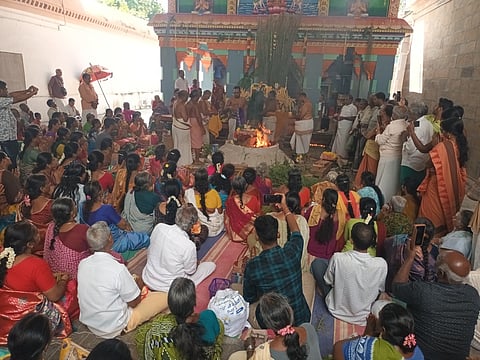 கும்பகோணம் அருகே புதன்கிழமை நடைபெற்ற ஸ்ரீ ஜகந்நாதப்பெருமாள் கோயிலில் புதன்கிழமை நடைபெற்ற வளா்பிறை அஷ்டமி யாகத்தில் கலந்து கொண்டோா்.
