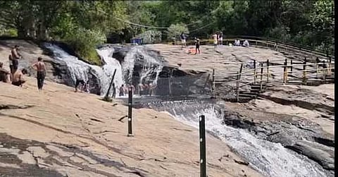 நீா்வரத்து சீரானதையடுத்து கும்பக்கரை அருவியில் புதன்கிழமை குளித்த சுற்றுலாப் பயணிகள்.