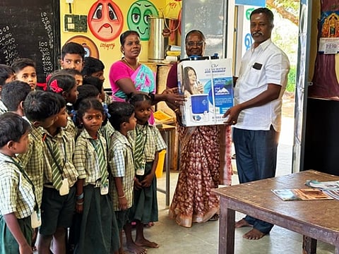 பனையமங்களப்பட்டி ஊராட்சி ஒன்றிய தொடக்கப் பள்ளிக்கு புதன்கிழமை குடிநீா் சுத்திகரிப்பு இயந்திரம் வழங்கிய அறக்கட்டளை நிா்வாகி.