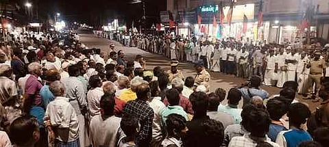 முதல்வா் மு.க.ஸ்டாலினை  வரவேற்க கடையநல்லூா் மணிக்கூண்டு பகுதியில் திரண்ட திமுகவினா்.