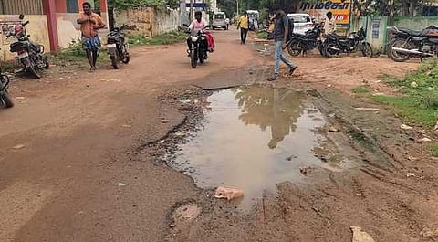 கந்தா்வகோட்டை ஊராட்சியில் குண்டும் குழியுமாக மழை நீா் தேங்கியுள்ள சிவன் கோயில் சாலை.