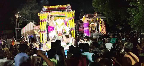 கந்தசஷ்டி திருவிழாவையொட்டி வடக்கு ரத வீதியில் தெய்வானைக்குக் காட்சி கொடுத்த சுப்பிரமணிய சுவாமி.