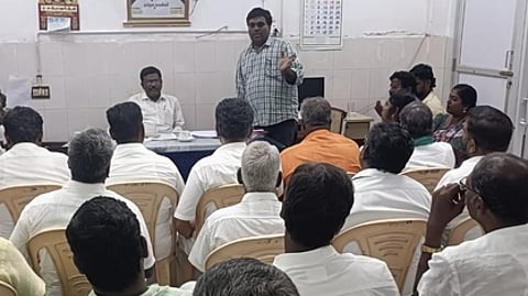 வாக்காளா் பட்டியல் திருத்தப் பணிகள்: கட்சியினருடன் ஆலோசனை