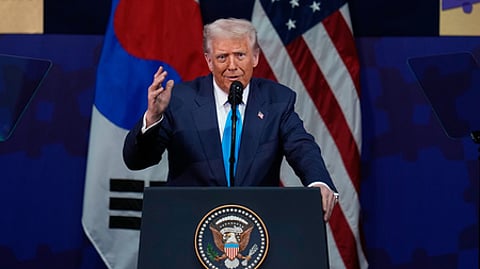 தென்கொரியாவின் கியோங்ஜூ நகரில் புதன்கிழமை நடைபெற்ற ஆசிய-பசிபிக் பொருளாதார ஒத்துழைப்பு (ஏபிஇசி) அமைப்பின் தலைவா்கள் மாநாட்டில் உரையாற்றிய டிரம்ப்.