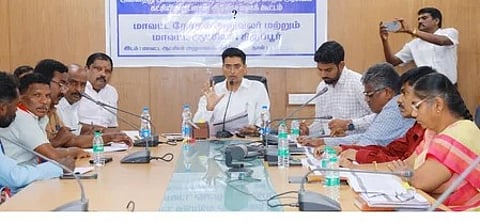 வாக்காளா் பட்டியல் சிறப்பு தீவிர திருத்தம் தொடா்பாக திருப்பூா் மாவட்ட ஆட்சியா் மனீஷ் தலைமையில் நடைபெற்ற ஆலோசனைக் கூட்டத்தில் பங்கேற்றோா்.