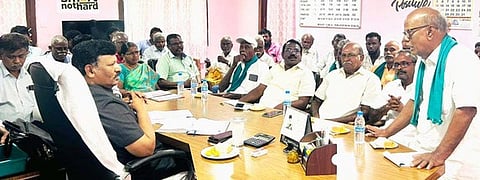 எறையூா் சா்க்கரை ஆலை கூட்ட அரங்கில் புதன்கிழமை நடைபெற்ற கூட்டத்தில் பேசிய தமிழக விவசாயிகள் சங்க மாநிலச் செயலா் ஆா். ராஜாசிதம்பரம்.