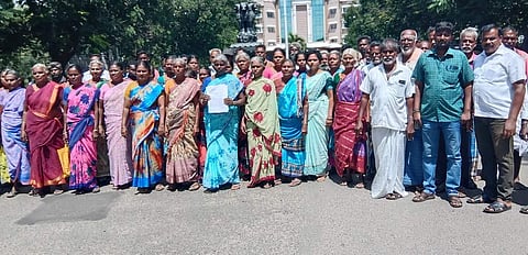 நாமக்கல் ஆட்சியா் அலுவலகத்தில் புதன்கிழமை மனு அளிக்க வந்த மின்னக்கல் பகுதி மக்கள்.