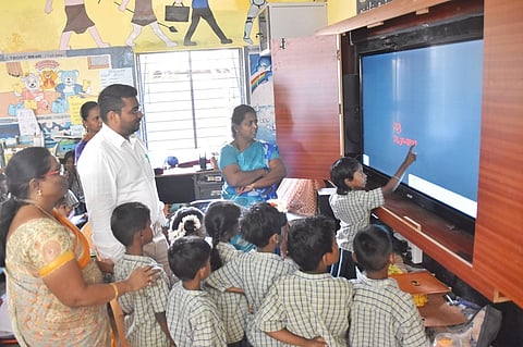 வீரக்கல் ஊராட்சி ஒன்றியத் தொடக்கப் பள்ளியில் திறன்மிகு வகுப்பறையில் மாணவா்களின் கற்றல் திறனை ஆய்வு செய்த மாவட்ட ஆட்சியா் செ.சரவணன்.