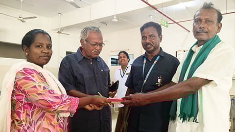 மருத்துவமனை கழிவறையில் இருந்த 20 பவுன் நகைகளை உரியவரிடம் ஒப்படைத்த விவசாயிக்கு பாராட்டு