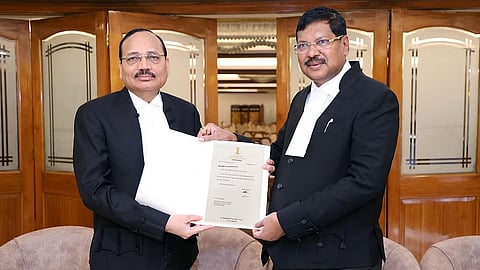 நீதிபதி பி.ஆர். கவாய்யுடன் சூர்ய காந்த்.