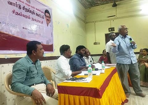 சிதம்பரத்தில் நாய்களைப் பிடிக்க நடவடிக்கை: வாா்டு சபைக் கூட்டத்தில் தீா்மானம்