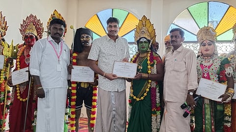 பயிற்சி பெற்ற நாட்டுப்புற கலைஞா்களுக்கு பாராட்டு சான்றிதழ் வழங்கும் தஞ்சாவூா் மண்டல கலைப் பண்பாட்டு மைய உதவி இயக்குநா் ராஜாராமன்.