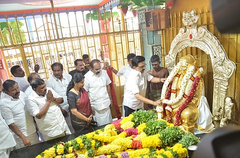 பசும்பொன்னில் உள்ள அவரது நினைவிடத்தில்  மரியாதை செலுத்திய முதல்வர் மு.க.ஸ்டாலின்.