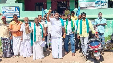 வைத்தீஸ்வரன்கோவில் தொடக்க வேளாண்மை கூட்டுறவு கடன் சங்கம் முன் முற்றுகையில் ஈடுபட்ட விவசாயிகள்.