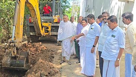 போராட்டம் எதிரொலி சோலையப்பன் தெருவில்  வாய்க்கால் தூா்வாரும் பணி