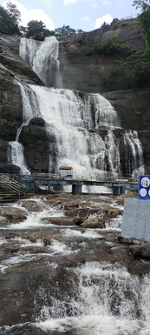 குற்றாலம் பேரருவியில் ஆா்ப்பரித்துக் கொட்டிய தண்ணீா்.