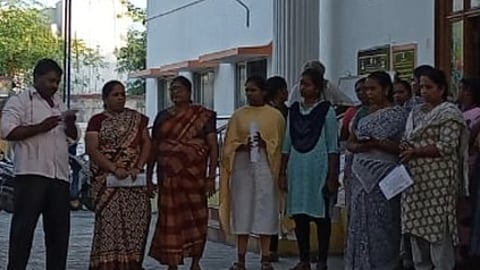 ஊரக வளா்ச்சித்துறை அலுவலா்கள் சங்கத்தினா் ஆா்ப்பாட்டம்